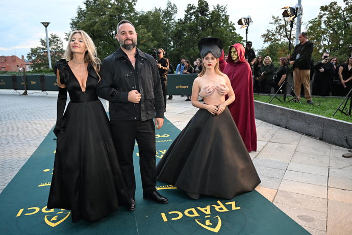 Zpěvačka a nová účastnice Zrádců se postarala o jeden z nejodvážnějších outfitů večera.