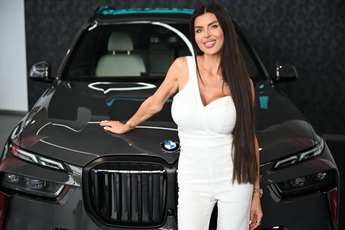 Lela Ceterová se svým novým BMW. 