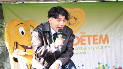 FOTO: Jan Bendig zpíval pro děti.