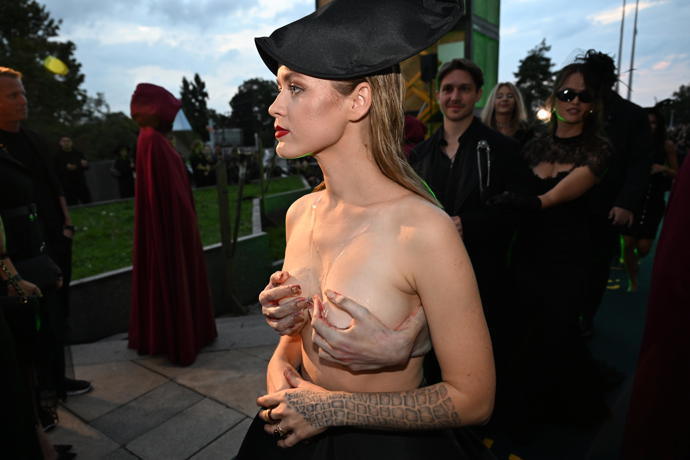 Karolinna svůj odvážný outfit před premiérou důkladně testovala, aby nic nesklouzlo ani nevykouklo.