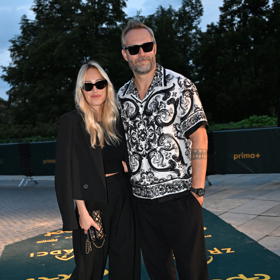Ondřej Novotný po boku své partnerky Renaty na premiéře Zrádců.