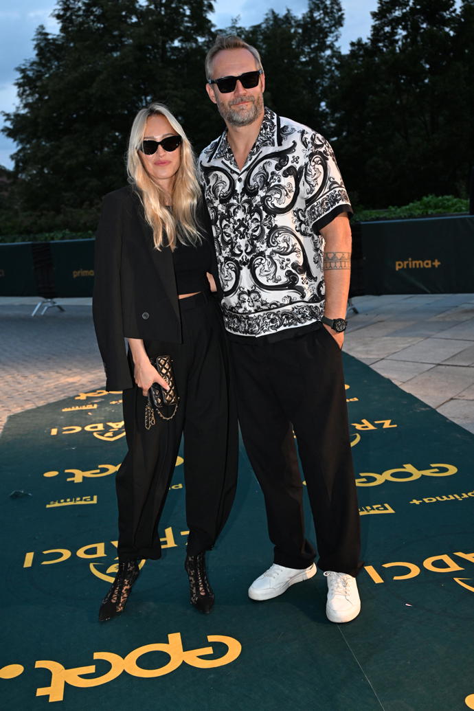 Ondřej Novotný po boku své partnerky Renaty na premiéře Zrádců.