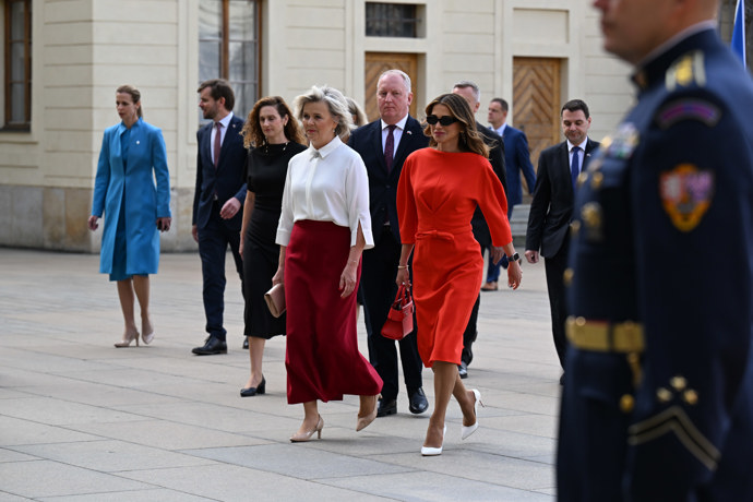 První dáma Eva Pavlová po boku královny Ranjary.