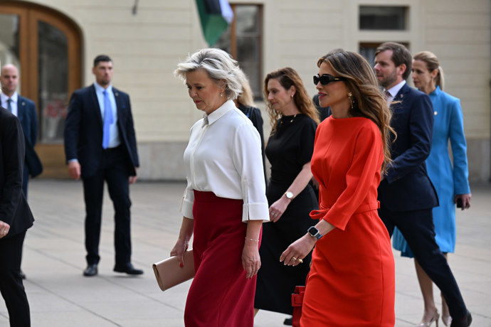Obě dámy vypadaly elegantně.
