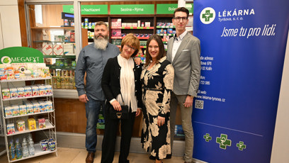 FOTO: Bára Vaculíková a Petra Černocká na otevření lékárny Tyršova.