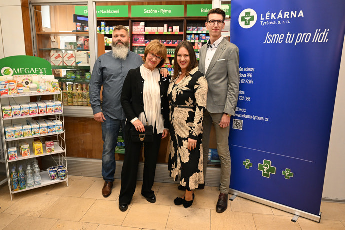 Bára Vaculíková a Petra Černocká na otevření lékárny Tyršova. 