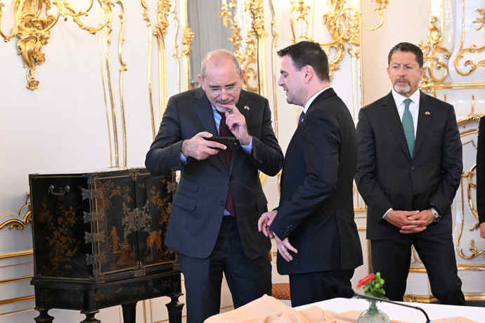 Ministr Petr Macinka si ukazoval fotky se svým zahraničním protějškem.