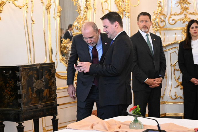 Ministr Petr Macinka si ukazoval fotky se svým zahraničním protějškem.