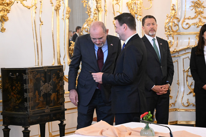 Ministr Petr Macinka si ukazoval fotky se svým zahraničním protějškem.