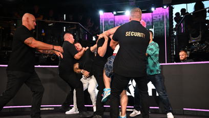 FOTO: Security musela soupeře od sebe doslova odtrhávat.