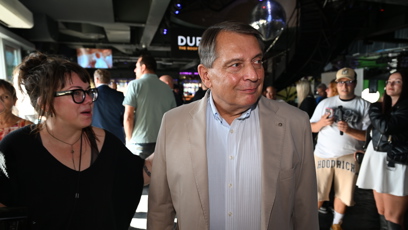 FOTO: Bývalý premiér působil mezi influencery, zápasníky a internetovými figurkami jako návštěvník z úplně jiného světa.