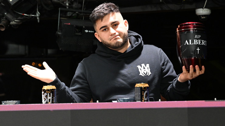 Samir Margina přinesl urnu.