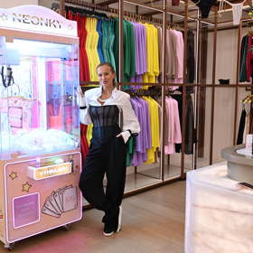 Nela Slováková ve svém obchodě. Terčem kritiky se staly hlavně její tenisky.