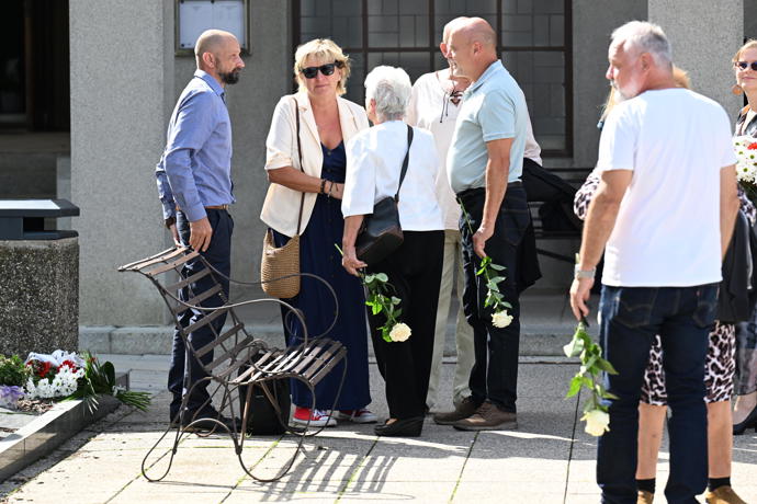 Rodina a přátelé se přišli naposledy rozloučit s Luďkem Hrzalem.