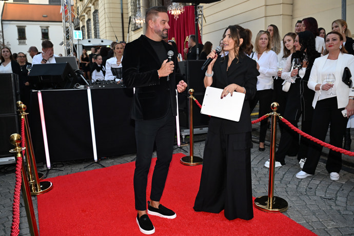 Petr Švancara a Eva Decastelo jako moderátoři na akci Neonek.