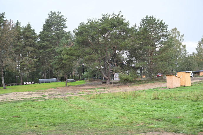 Dům Kotkových není za stromy téměř vidět.