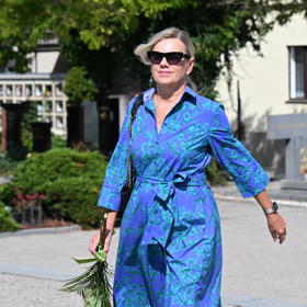 Leona Machálková dorazila v modrých šatech.