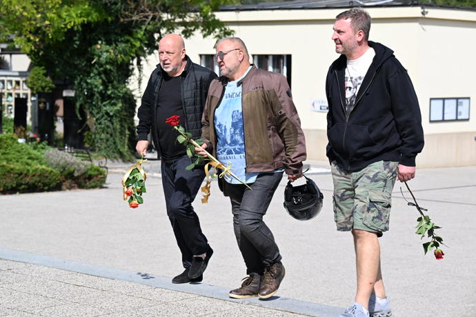 Rodina a přátelé se přišli naposledy rozloučit s Luďkem Hrzalem. 