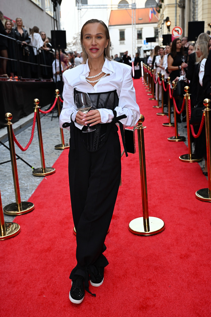 Nela Slováková to od sledujících schytala nejen za svůj outfit ale i za styling vlasů.