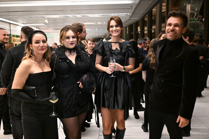Veronika Arichteva, Ewa Farná, Daniela Brzobohatá v obležení Leoše Mareše. 