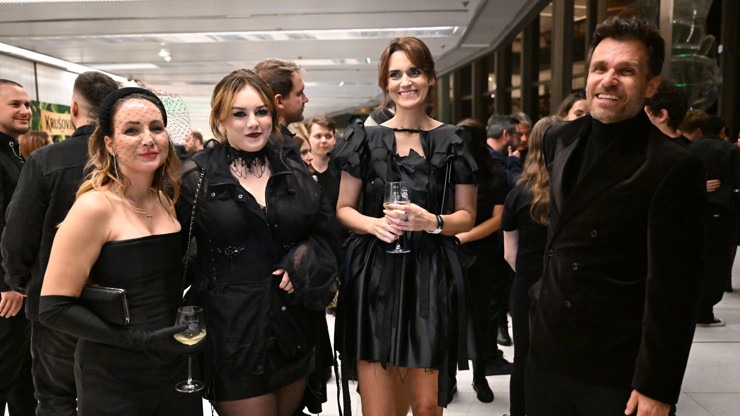 Veronika Arichteva, Ewa Farná, Daniela Brzobohatá v obležení Leoše Mareše. 