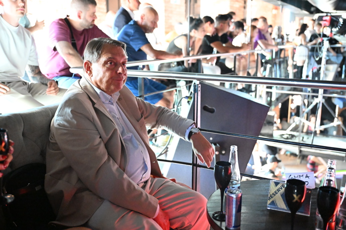 Jiří Paroubek dorazil na první tiskovou konferenci bizarní organizace G MMA v pražském Duplexu.