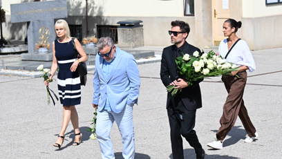 FOTO: Leoš Mareš a Miloš Pokorný na pohřbu Luďka Hrzala.
