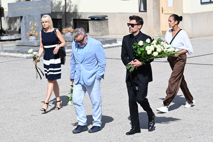 Leoš Mareš a Miloš Pokorný na pohřbu Luďka Hrzala.