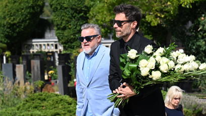 FOTO: Leoš Mareš a Miloš Pokorný se přišli naposledy rozloučit s Luďkem Hrzalem.