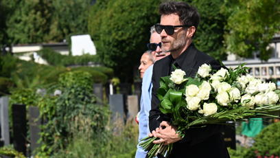 FOTO: Leoš Mareš a Miloš Pokorný se přišli naposledy rozloučit s Luďkem Hrzalem.