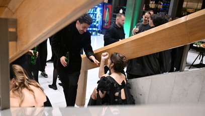 FOTO: Daniela si sedla na schody.