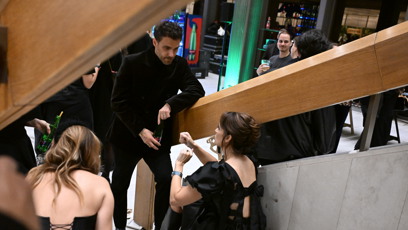 FOTO: Společnost jí na schodech dělali Leoš a Veronika.