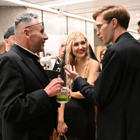 Jan Špaček na premiéře Zrádců. V neformální debatě nad sklenkou pokračovali i Veronika Sádovská, Jan Špaček a Jan Tuna.