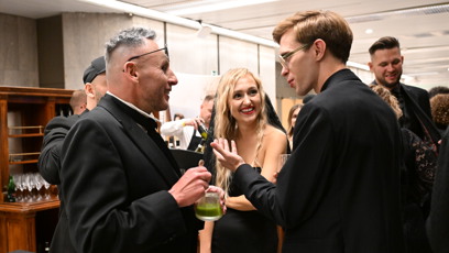 FOTO: V neformální debatě nad sklenkou pokračovali i Veronika Sádovská, Jan Špaček a Jan Tuna.