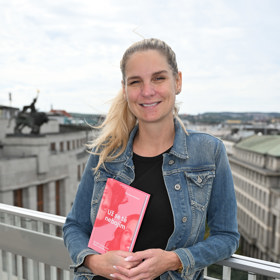 Věra Kirchnerová alias Mia na křtu knihy Michaely Noskové.