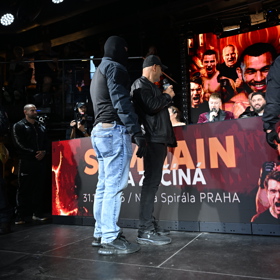 Vojtěch Pokoš dorazil na tiskovou konferenci G MMA v doprovodu maskovaných mužů ve výstroji připomínající zásahovou jednotku.