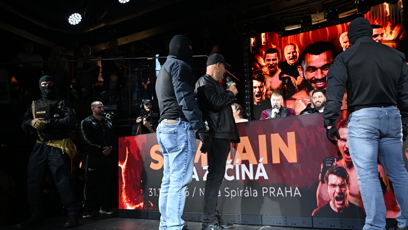 FOTO: Vojtěch Pokoš dorazil na tiskovou konferenci G MMA v doprovodu maskovaných mužů ve výstroji připomínající zásahovou jednotku.