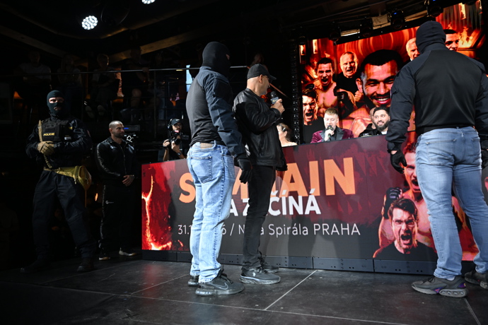 Vojtěch Pokoš dorazil na tiskovou konferenci G MMA v doprovodu maskovaných mužů ve výstroji připomínající zásahovou jednotku.
