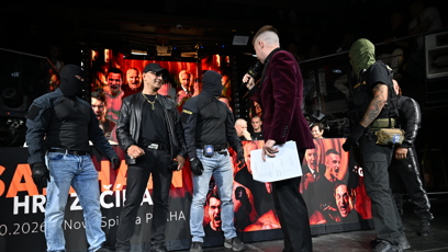 FOTO: Na oblečení některých mužů byly vidět nápisy a znaky odkazující na Policii ČR.