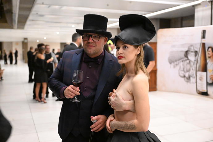Karolinna nepovažuje svůj outfit za prvoplánovou nahotu, ale za součást uměleckého projektu.