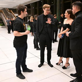 Jan Špaček si na premiéře zřejmě chtěl dopřát pohodlí, a tak si boty sundal mezi prvními.