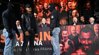 FOTO: Ve skutečnosti ale nešlo o reálné policisty, nýbrž o herce v rámci připravené performance.
