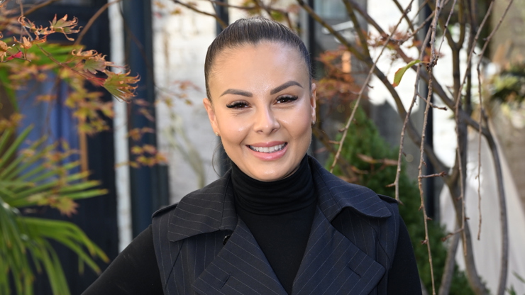Monika Bagárová zažívá se svou dcerou Ruminkou první školní dny. 
