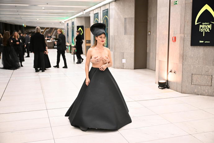 Hráčka Karolína Jánská Neumann v extravagantním outfitu. 