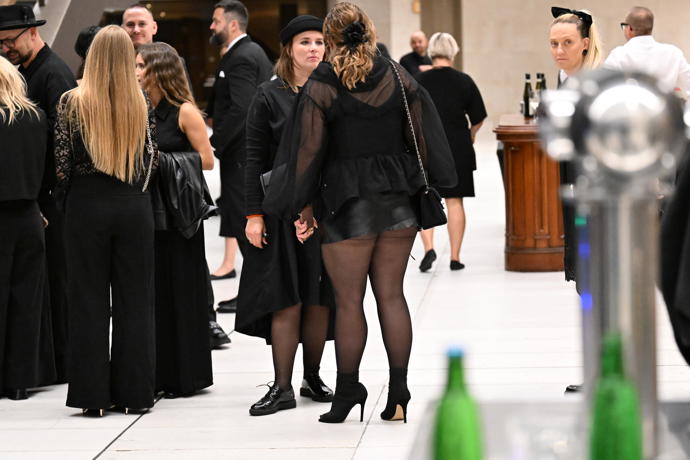  Co se týče módy, hosté se drželi doporučeného dresscodu a vsadili na elegantní tmavou paletu.
