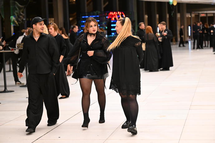 Ani Ewa Farna neodcházela sama – při odchodu jí dělal společnost doprovod.