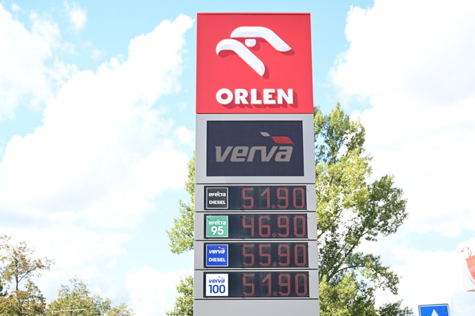 Nafta přesahuje hranici 50 Kč za litr.