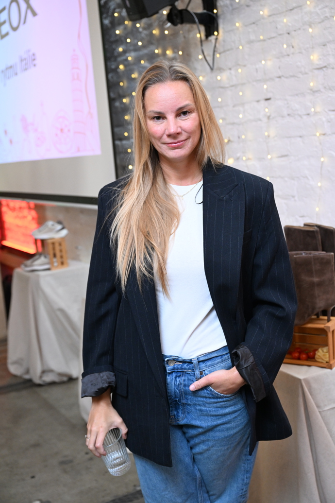 Vdova po oblíbeném moderátorovi zvolila jednoduchý a pohodlný outfit.