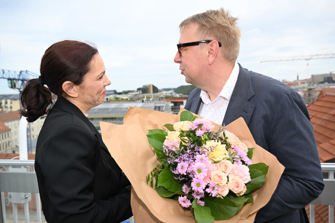 Michaela Nosková dostala od poslance Aleše Juchelky krásnou kytici.