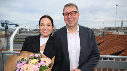 FOTO: Michaela Nosková dostala od poslance Aleše Juchelky krásnou kytici.